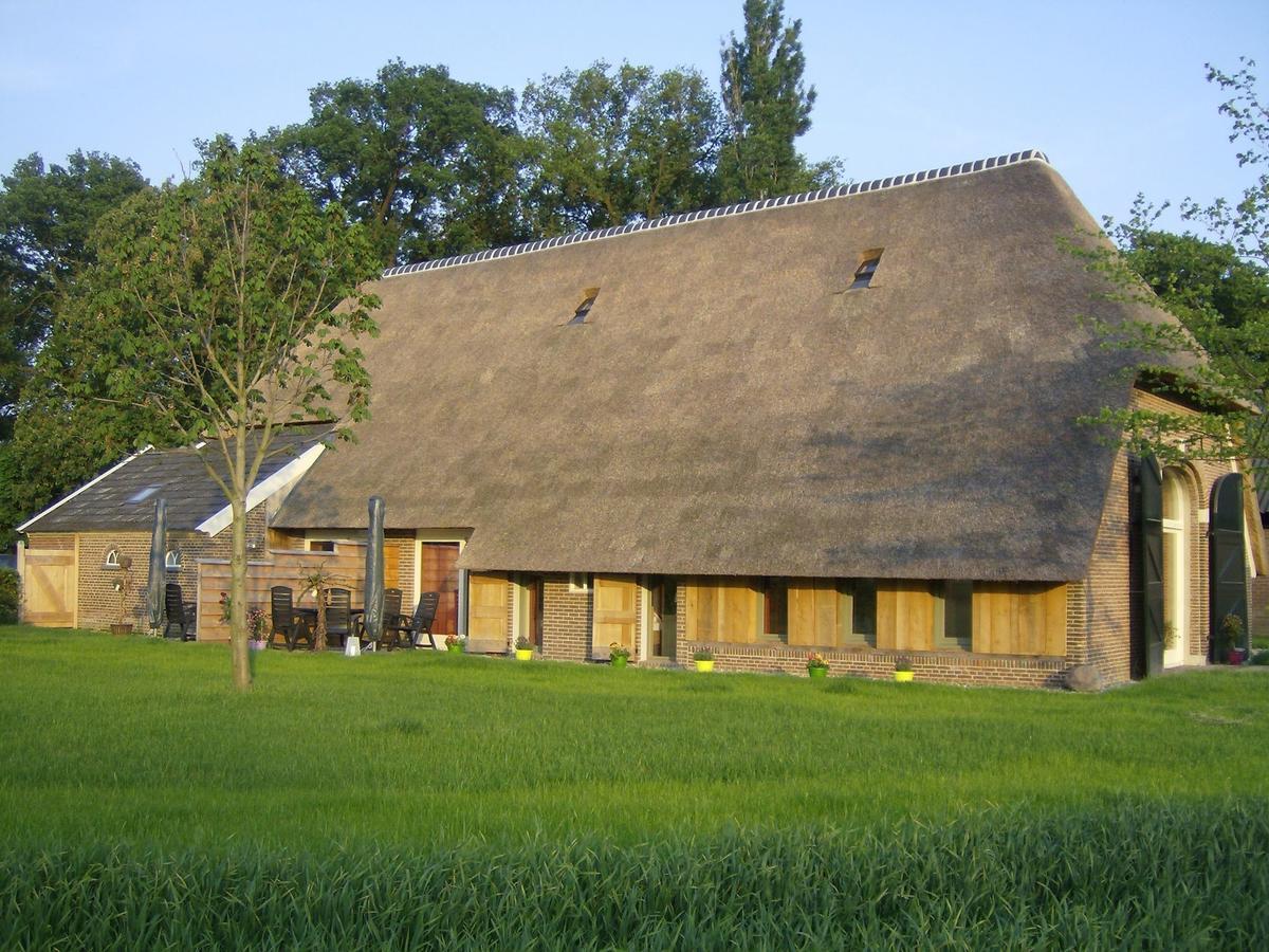Staying In A Thatched Barn With Bedroom Achterhoek Geesteren  Exterior foto
